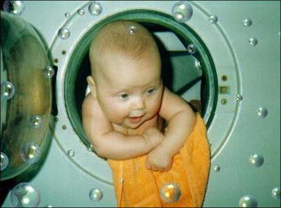 هونغ كونغ.. رضيع يتعرض لاصابات بعد سقوطه في الغسالة صورة رقم 1