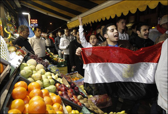 بالصور.. العرب يعبرون عن مشاعرهم بعد تنحي مبارك  صورة رقم 2