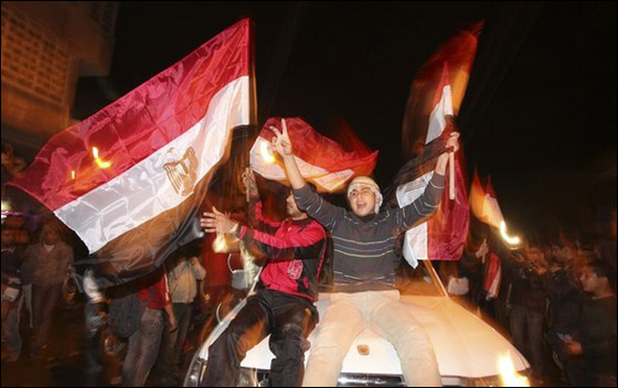 بالصور.. العرب يعبرون عن مشاعرهم بعد تنحي مبارك  صورة رقم 24