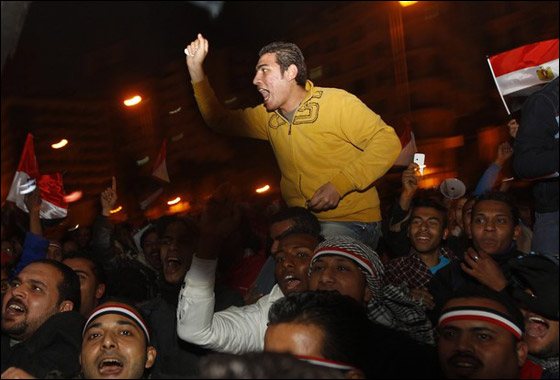 بالصور.. العرب يعبرون عن مشاعرهم بعد تنحي مبارك  صورة رقم 14