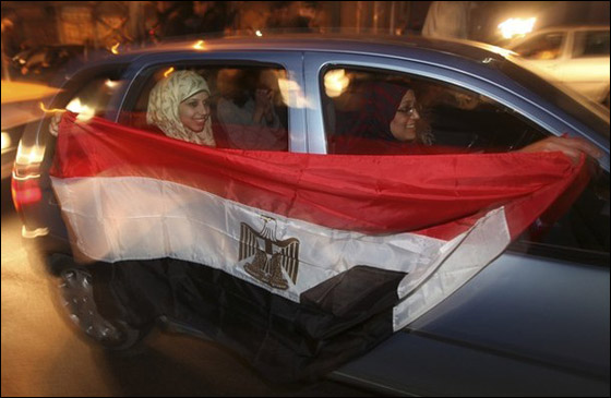 بالصور.. العرب يعبرون عن مشاعرهم بعد تنحي مبارك  صورة رقم 15