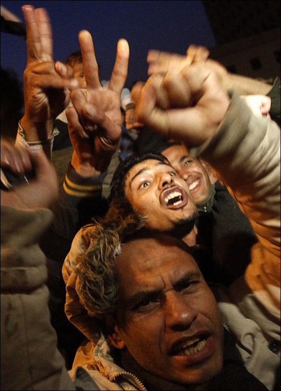 بالصور.. العرب يعبرون عن مشاعرهم بعد تنحي مبارك  صورة رقم 13