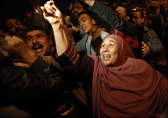 بالصور.. العرب يعبرون عن مشاعرهم بعد تنحي مبارك  صورة رقم 22