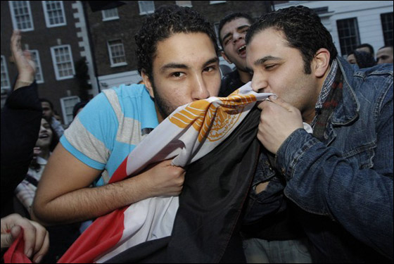 بالصور.. العرب يعبرون عن مشاعرهم بعد تنحي مبارك  صورة رقم 16