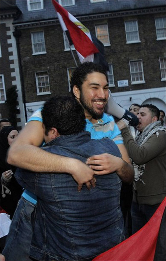 بالصور.. العرب يعبرون عن مشاعرهم بعد تنحي مبارك  صورة رقم 11