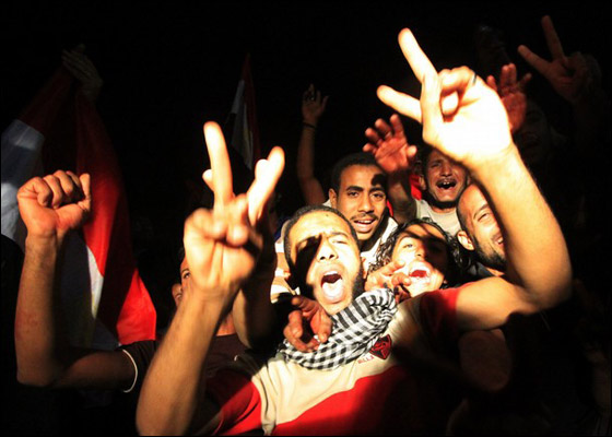 بالصور.. العرب يعبرون عن مشاعرهم بعد تنحي مبارك  صورة رقم 4