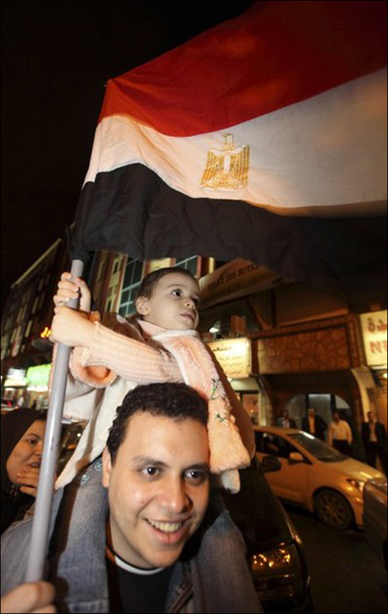 بالصور.. العرب يعبرون عن مشاعرهم بعد تنحي مبارك  صورة رقم 8