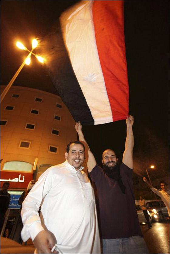 بالصور.. العرب يعبرون عن مشاعرهم بعد تنحي مبارك  صورة رقم 10