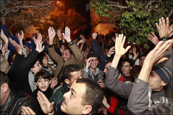 بالصور.. العرب يعبرون عن مشاعرهم بعد تنحي مبارك  صورة رقم 21