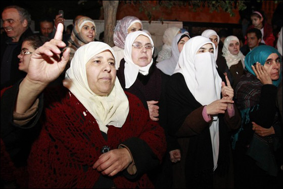 بالصور.. العرب يعبرون عن مشاعرهم بعد تنحي مبارك  صورة رقم 9