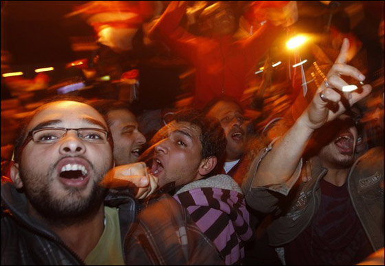 بالصور.. العرب يعبرون عن مشاعرهم بعد تنحي مبارك  صورة رقم 20