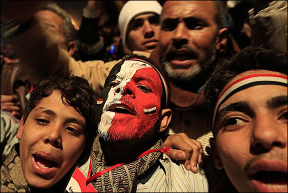 بالصور.. العرب يعبرون عن مشاعرهم بعد تنحي مبارك  صورة رقم 3