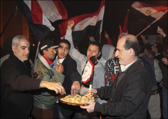 بالصور.. العرب يعبرون عن مشاعرهم بعد تنحي مبارك  صورة رقم 17