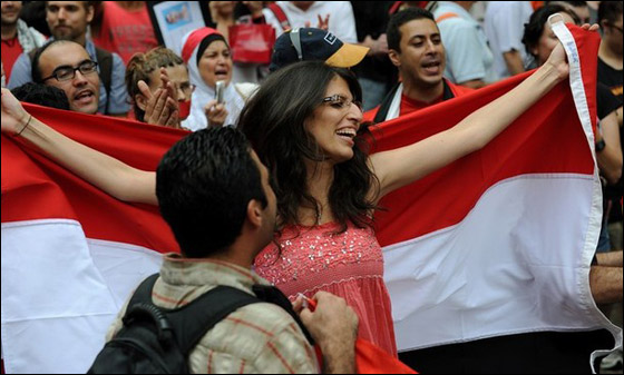 بالصور.. العرب يعبرون عن مشاعرهم بعد تنحي مبارك  صورة رقم 36