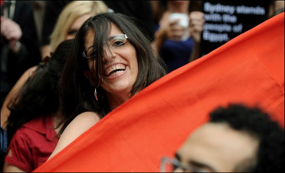 بالصور.. العرب يعبرون عن مشاعرهم بعد تنحي مبارك  صورة رقم 27