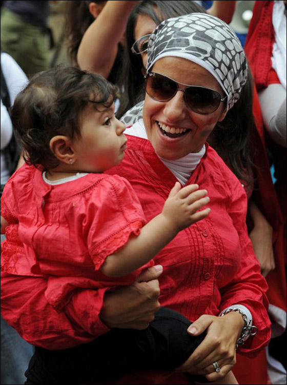 بالصور.. العرب يعبرون عن مشاعرهم بعد تنحي مبارك  صورة رقم 26