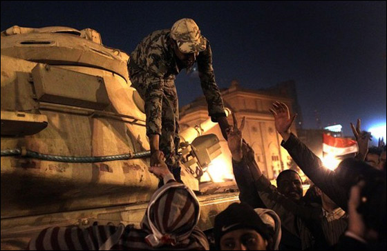 بالصور.. العرب يعبرون عن مشاعرهم بعد تنحي مبارك  صورة رقم 34