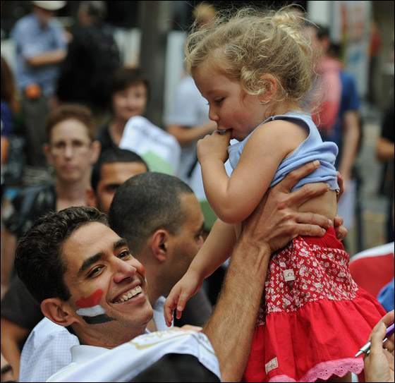 بالصور.. العرب يعبرون عن مشاعرهم بعد تنحي مبارك  صورة رقم 32