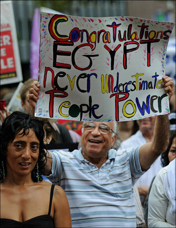 بالصور.. العرب يعبرون عن مشاعرهم بعد تنحي مبارك  صورة رقم 40