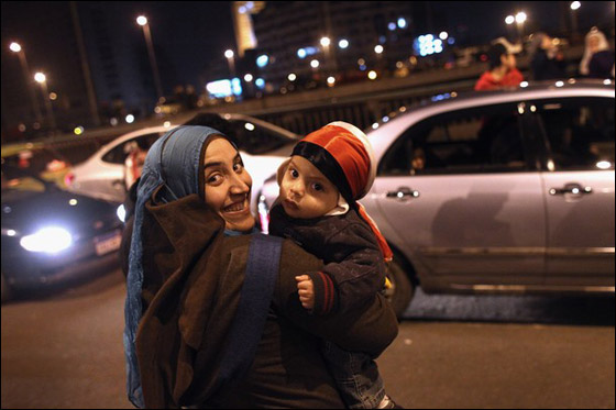 بالصور.. العرب يعبرون عن مشاعرهم بعد تنحي مبارك  صورة رقم 31