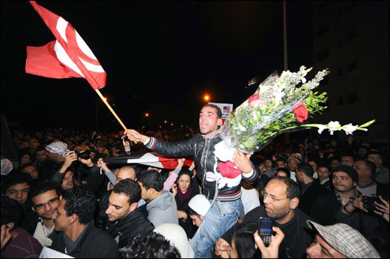 بالصور.. العرب يعبرون عن مشاعرهم بعد تنحي مبارك  صورة رقم 30