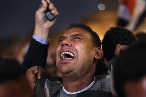 بالصور.. العرب يعبرون عن مشاعرهم بعد تنحي مبارك  صورة رقم 35