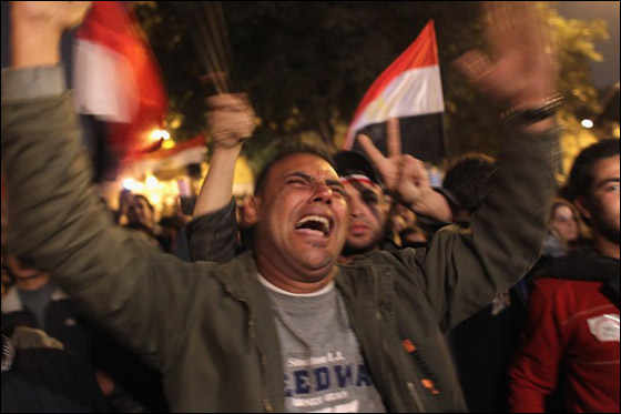 بالصور.. العرب يعبرون عن مشاعرهم بعد تنحي مبارك  صورة رقم 33