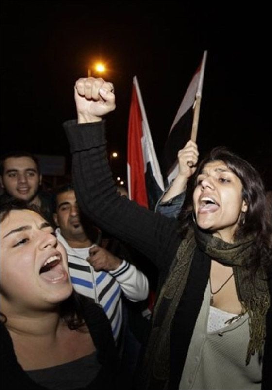 بالصور.. العرب يعبرون عن مشاعرهم بعد تنحي مبارك  صورة رقم 42