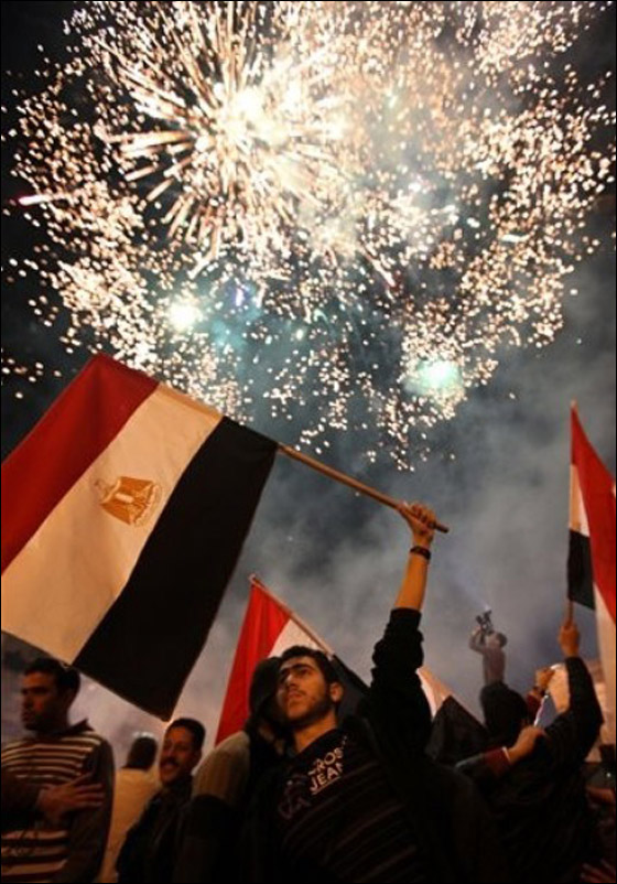 بالصور.. العرب يعبرون عن مشاعرهم بعد تنحي مبارك  صورة رقم 43