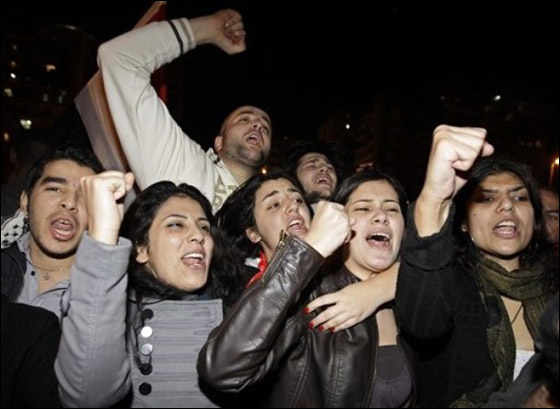 بالصور.. العرب يعبرون عن مشاعرهم بعد تنحي مبارك  صورة رقم 44