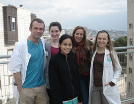 طلاب جامعة كولومبيا يدرسون الطب في مستشفى الناصرة الانجليزي  صورة رقم 1