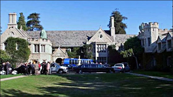 حفلة مؤسس بلايبوي تسبب صعوبات في التنفس للمدعوين صورة رقم 1 حفلة مؤسس بلايبوي تسبب صعوبات في التنفس للمدعوين صورة رقم 1