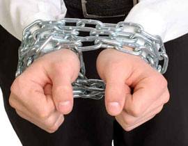 احتجزا شقيقهما وقيداه بالسلاسل لسنتين.. بسبب تعاطيه المخدرات! صورة رقم 1