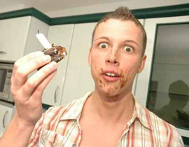 رجل صيني يعثر على سن بشرية اثناء اكله كعكة مخبز! صورة رقم 1