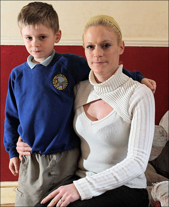 حاضنة بريطانية تعذب اطفالا بقسوة.. لان رائحتهم نتنة!! صورة رقم 3 حاضنة بريطانية تعذب اطفالا بقسوة.. لان رائحتهم نتنة!! صورة رقم 3