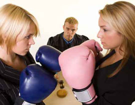 السجن 24 ساعة لسعوديتين تشاجرتا بالنعال امام القاضي! صورة رقم 1