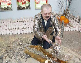 مليونير يطرّز ملابسه بآلاف من القطع النقدية المعدنية! صورة رقم 1 مليونير يطرّز ملابسه بآلاف من القطع النقدية المعدنية! صورة رقم 1