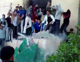 أنباء عن سقوط مدينة بن غازي الليبية بأيدي المتظاهرين صورة رقم 1