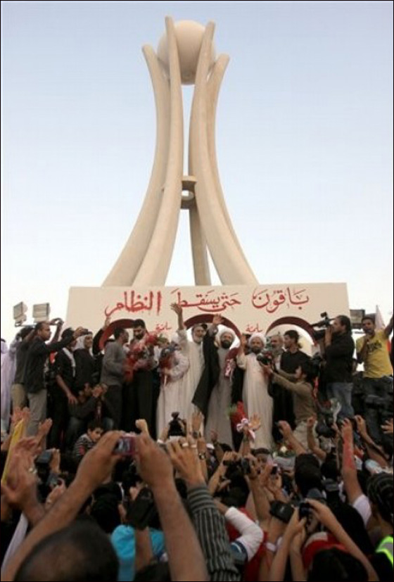 ملك البحرين: ادعو المحتجين الى اخلاء الميادين والجلوس الى طاولة الحوار! صورة رقم 3 ملك البحرين: ادعو المحتجين الى اخلاء الميادين والجلوس الى طاولة الحوار! صورة رقم 3