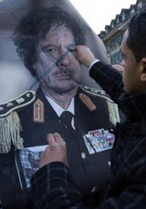 ضباط من سلاح الطيران الليبي يعلنون انضمامهم للثورة صورة رقم 1 ضباط من سلاح الطيران الليبي يعلنون انضمامهم للثورة صورة رقم 1