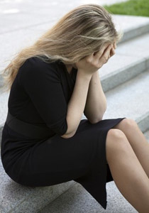 وسط ذهولها.. خليجي ينقضّ على مذيعة تلفزيونية ويتحرش بها صورة رقم 1 وسط ذهولها.. خليجي ينقضّ على مذيعة تلفزيونية ويتحرش بها صورة رقم 1