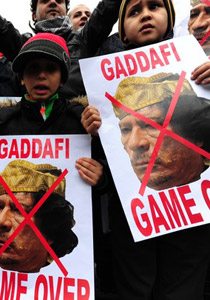 القذافي يفتح مخازن السلاح لمؤيديه ويحول أمواله للخارج صورة رقم 1 القذافي يفتح مخازن السلاح لمؤيديه ويحول أمواله للخارج صورة رقم 1