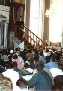 فلسطينيون انزلوا امام عن المنبر اثناء خطبته لتهجمه على الجزيرة صورة رقم 1 فلسطينيون انزلوا امام عن المنبر اثناء خطبته لتهجمه على الجزيرة صورة رقم 1