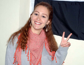 بالصور.. منة شلبي تشكر شباب الثورة وتحتفل امام علم مصر  صورة رقم 1