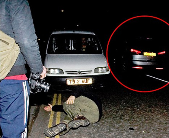 الامير هاري يتورط بمشكلة بعد ان صدم مصور بابارتزي بسيارته! صورة رقم 3 الامير هاري يتورط بمشكلة بعد ان صدم مصور بابارتزي بسيارته! صورة رقم 3