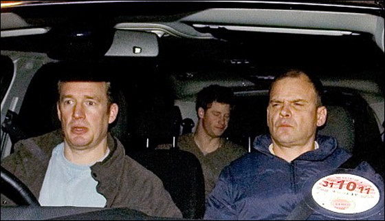 الامير هاري يتورط بمشكلة بعد ان صدم مصور بابارتزي بسيارته! صورة رقم 2 الامير هاري يتورط بمشكلة بعد ان صدم مصور بابارتزي بسيارته! صورة رقم 2