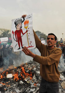 الشعب الليبي الثائر يحرق الكتاب الاخضر ويطالب بدستور! صورة رقم 1 الشعب الليبي الثائر يحرق الكتاب الاخضر ويطالب بدستور! صورة رقم 1