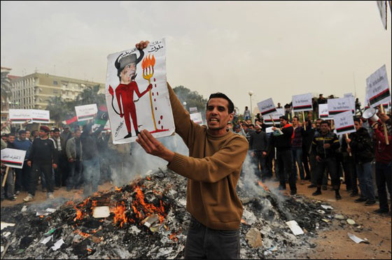 الشعب الليبي الثائر يحرق الكتاب الاخضر ويطالب بدستور! صورة رقم 5 الشعب الليبي الثائر يحرق الكتاب الاخضر ويطالب بدستور! صورة رقم 5