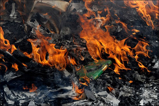 الشعب الليبي الثائر يحرق الكتاب الاخضر ويطالب بدستور! صورة رقم 4 الشعب الليبي الثائر يحرق الكتاب الاخضر ويطالب بدستور! صورة رقم 4