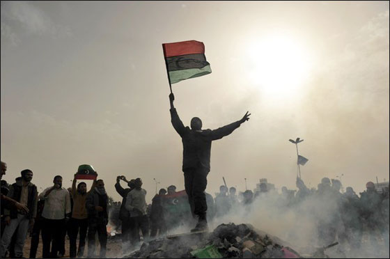 الشعب الليبي الثائر يحرق الكتاب الاخضر ويطالب بدستور! صورة رقم 6 الشعب الليبي الثائر يحرق الكتاب الاخضر ويطالب بدستور! صورة رقم 6